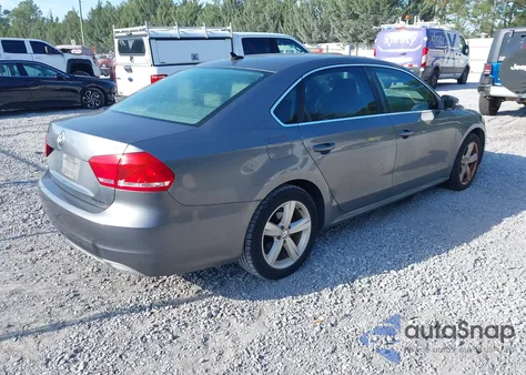 2013 Volkswagen Passat 2.5L Se z USA, uszkodzony, nr VIN 1VWBH7A33DC057409